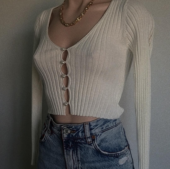 🆕️The Lorraine// Ivory pearl button crop top - Picture 8 of 9